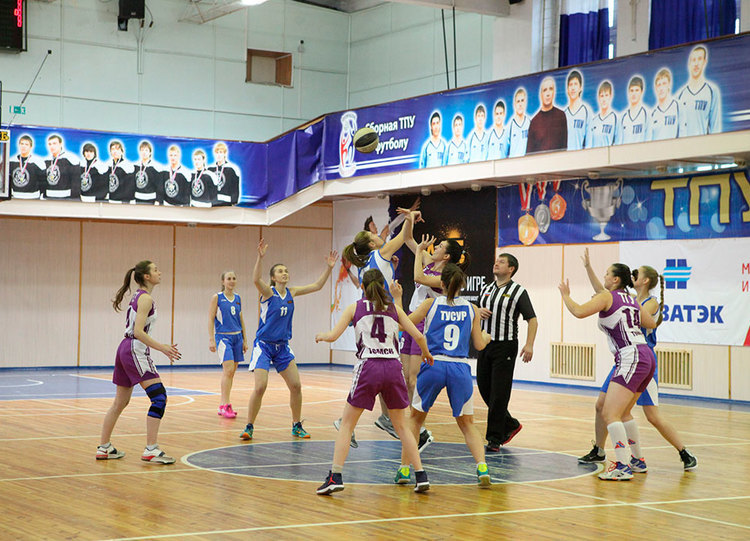 Студенческая сборная ТУСУРа – на городском чемпионате по баскетболу