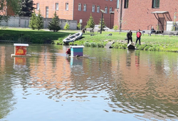 Новые плавучие домики для уток аквалангисты ТУСУРа установили на Университетском озере